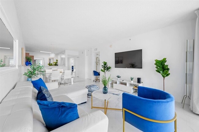 Foto del edificio - 18100 N Bay Rd