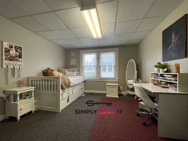 Foto del edificio - Large 3 Bedroom On Campus! Free Parking, Aug 1