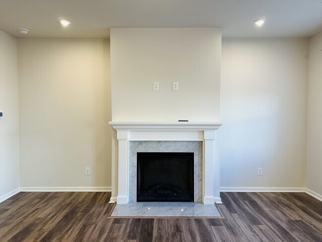 Foto del edificio - 5851 Strathmore Ct