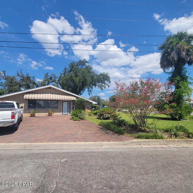 Foto del edificio - 807 Buena Vista Blvd