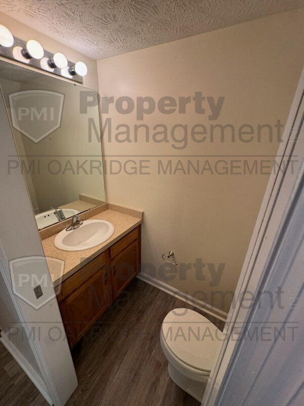 Foto del edificio - Two Bedroom Townhome with Attached Garage