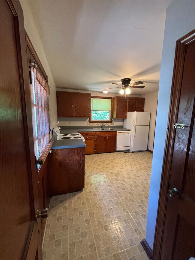 Building Photo - Tranquil Home in South Knoxville!