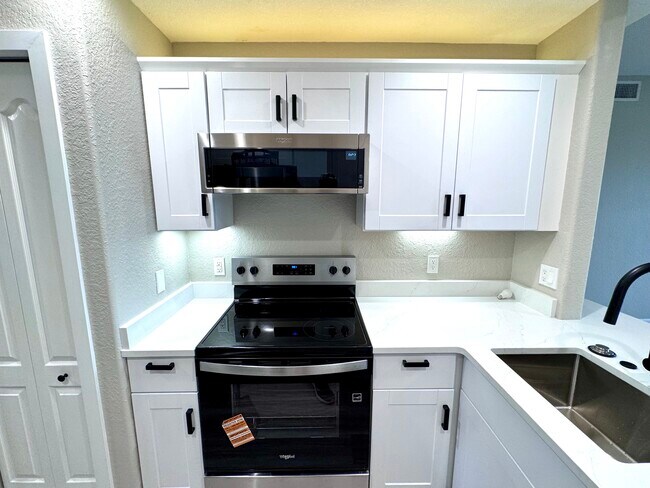 Foto del edificio - 819 Fairwaycove Ln