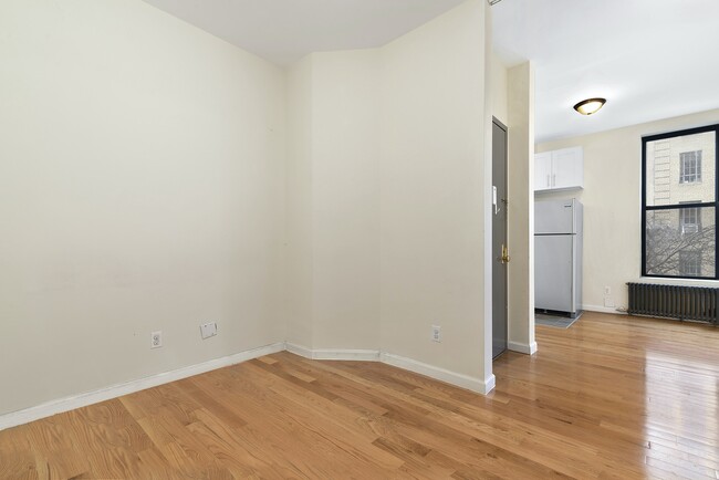 Building Photo - Hells Kitchen, Spacious Two Bed