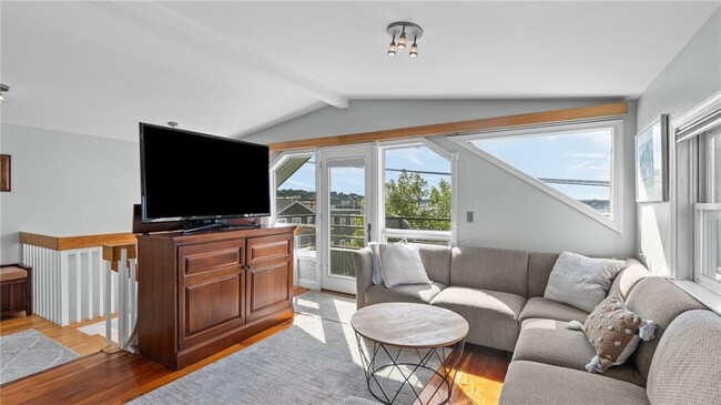 Building Photo - 492 Thames St