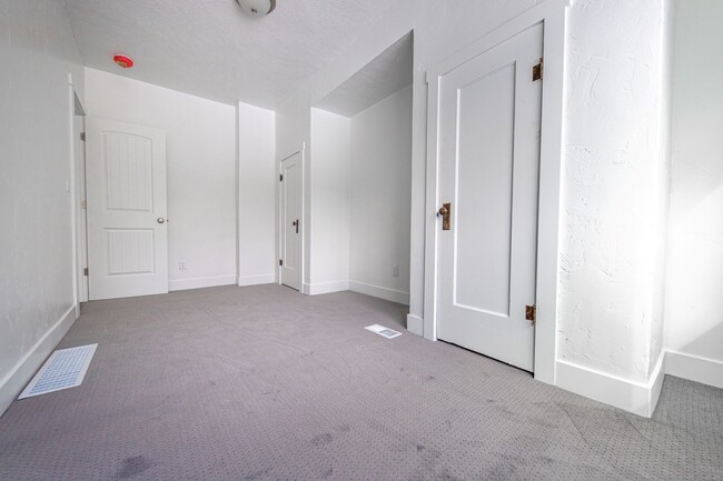 Building Photo - 360 N 200 W