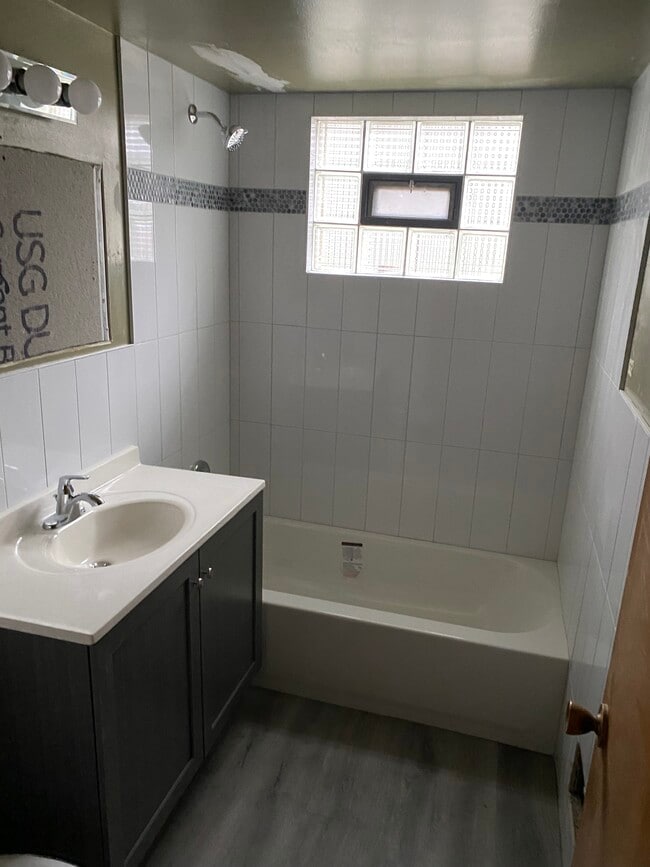 5509 W Ave Unit 2, Greenfield, WI 53220 Apartments in