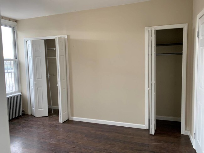 Building Photo - 323 54th St