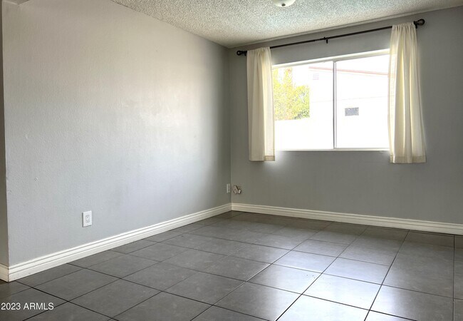Building Photo - 4042 W Poinsettia Dr