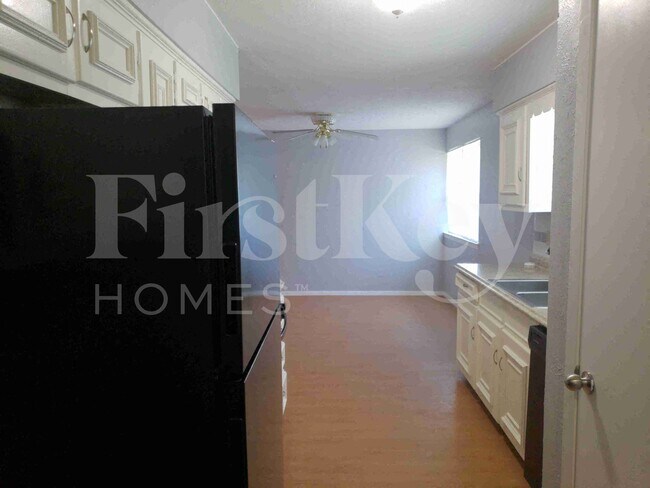 Building Photo - 6537 La Grange Dr