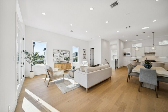 Building Photo - 1403 W 21st St