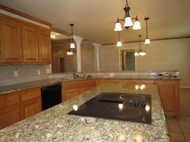 Building Photo - Located in City View 3/2/3 car garage