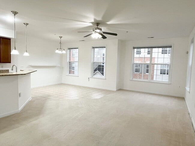 Foto del edificio - Sizable End Unit Townhome in Wheaton w/ 2 Car Garage!