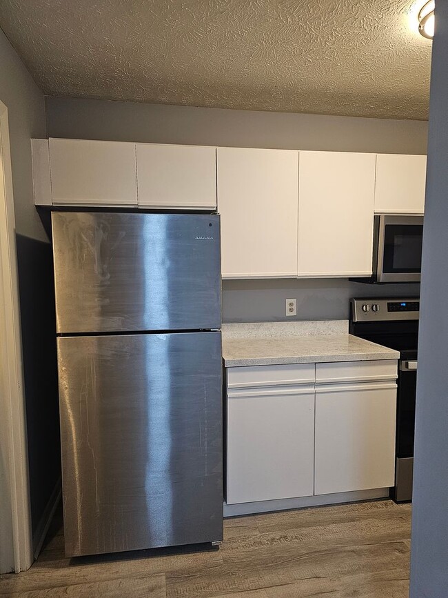 Building Photo - Newly Renovated 2 Bedroom, 2 Bath Condo in...