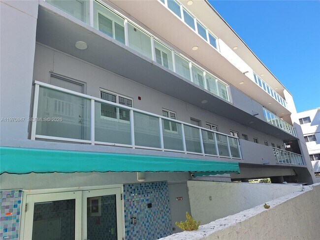 Building Photo - 2011 Bay Dr