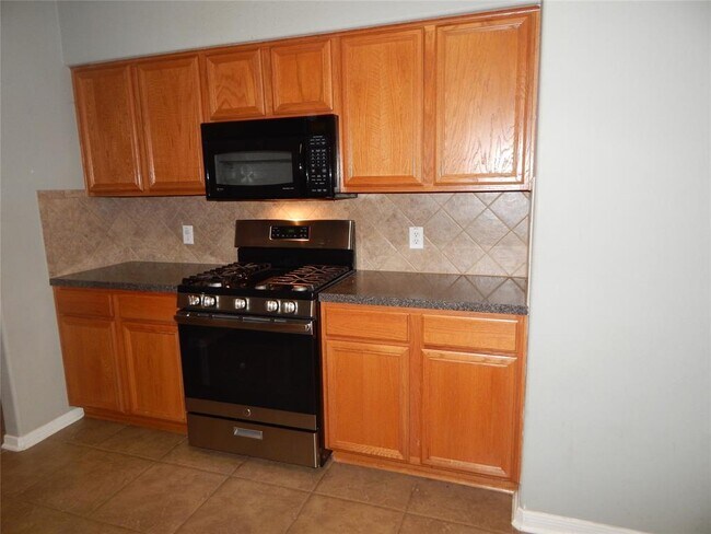 Building Photo - 2315 Village Leaf Dr