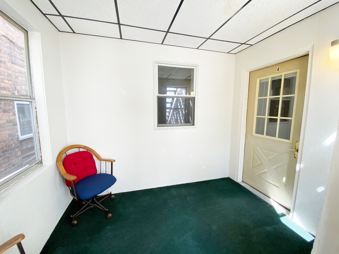 Private Porch / Entry - 3105 Main St