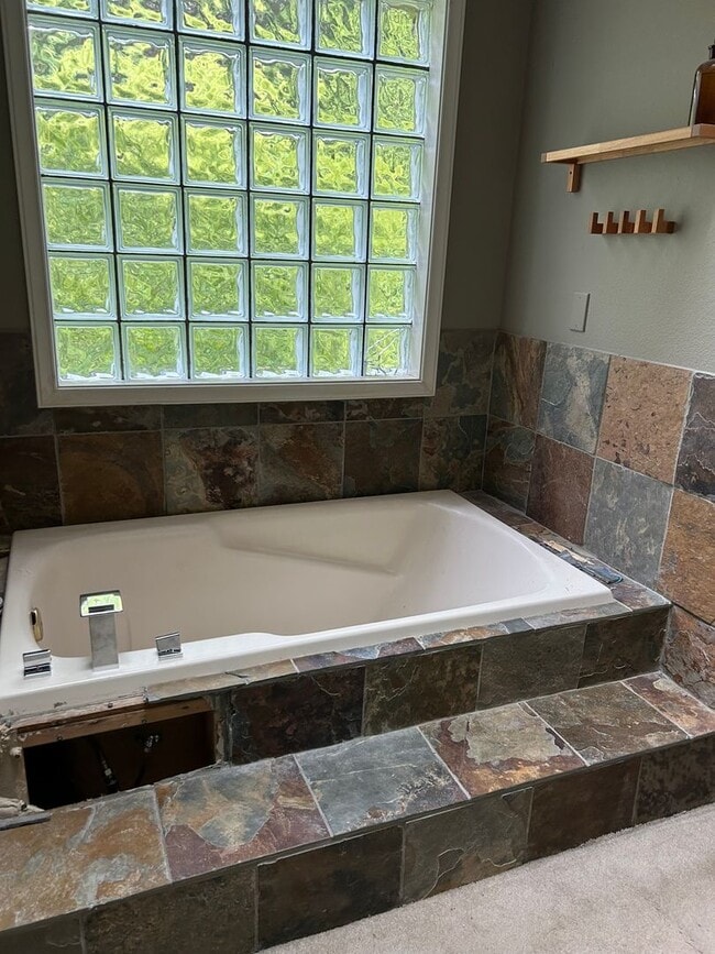 Building Photo - 3-bedroom, 2.5-bathroom home located in th...