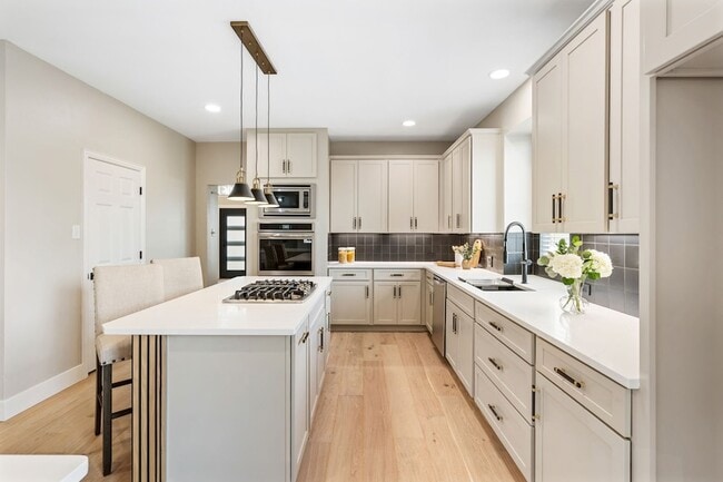 Building Photo - 684 Hollow Cir
