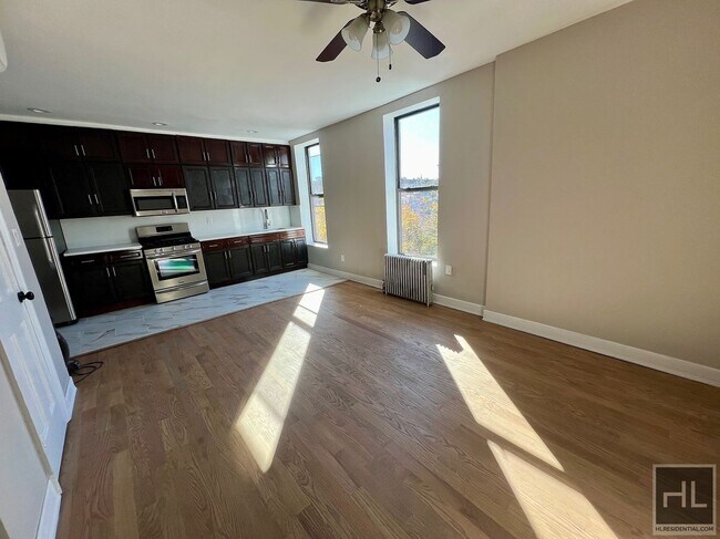 Building Photo - Sunny Lofted 4BR 1BA in Massive Renovated ...