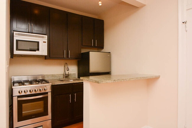 Building Photo - 4614 N Paulina St