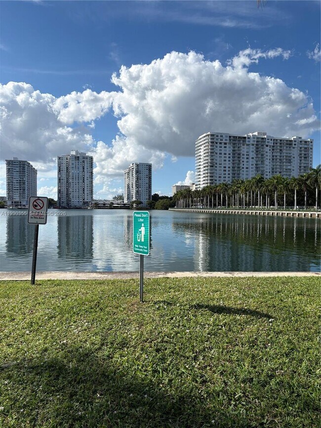 Foto del edificio - 18181 NE 31st Ct