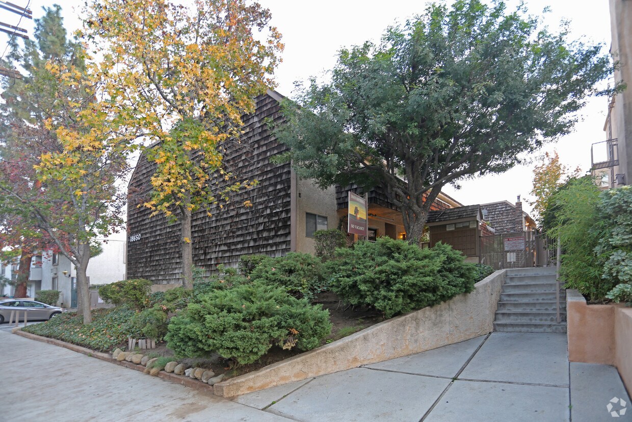 Foto principal - 18650 Hatteras St