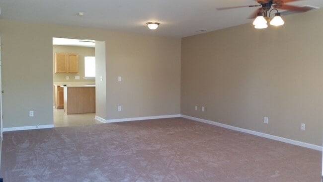 Building Photo - 3 bedroom townhouse in Oakhurst