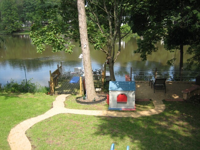 Foto del edificio - 142 Lakeside Dr S