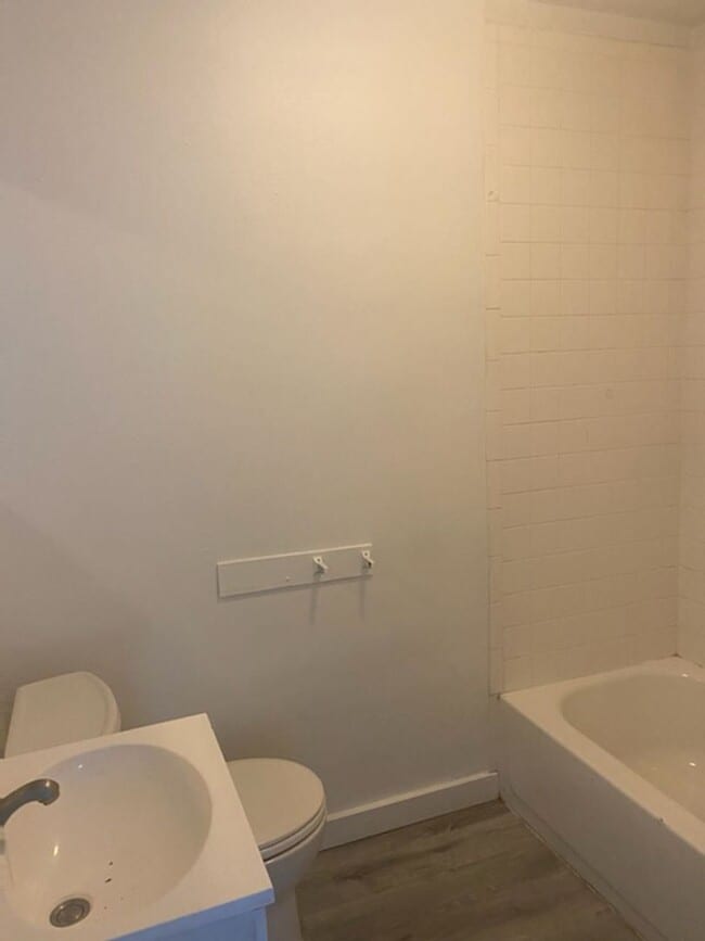 Building Photo - One bedroom One bathroom - Auburndale