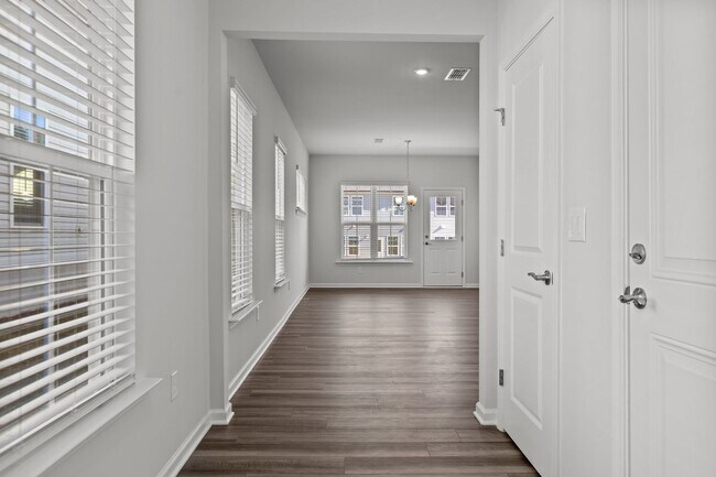 Foto del edificio - Gorgeous New Construction!  Updated Kitche...