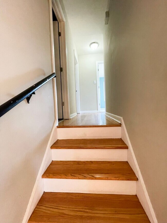 Building Photo - 3 Bedroom 3 Bathroom Tri-level - Pets Okay