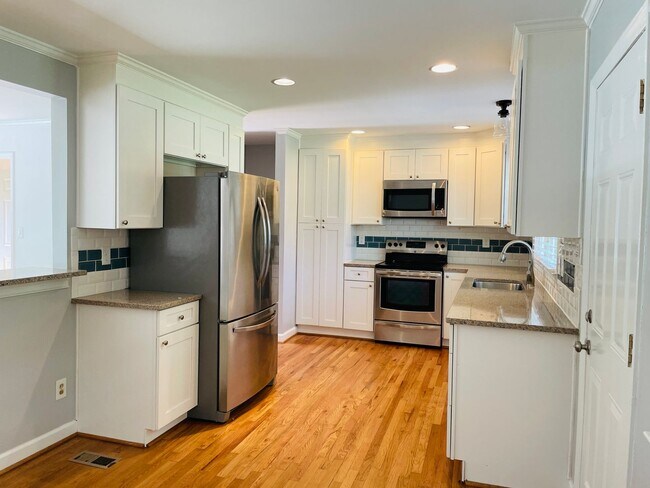Foto del edificio - Beautiful 4 Bedroom Home with Lawn Care In...