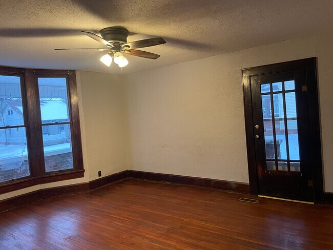 Sala de estar con 2 hermosas puertas - 217 S Lawton St