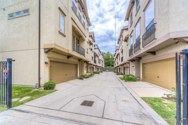 Foto del edificio - 444 N Live Oak St