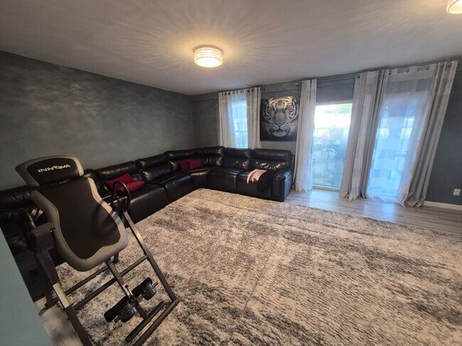 Foto del edificio - 65 Miriam Dr