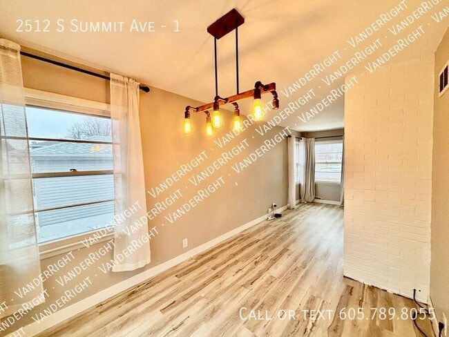 Building Photo - 2512 S Summit Ave