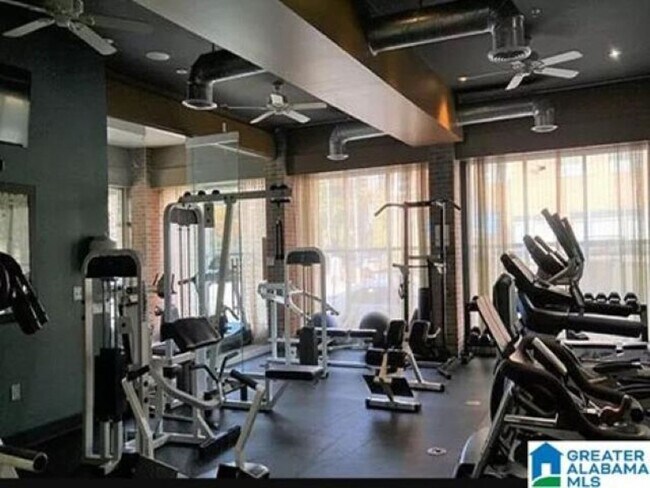 Foto del edificio - Sleek City Living: Oversized 2BR with Open Floor Plan