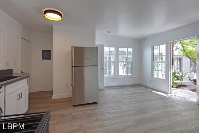 Building Photo - 4515-4519 Willow Brook Ave