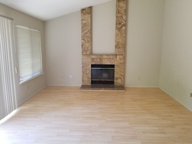 Foto del edificio - Clean 3 Bedroom , 2 Bathroom 1661 sqft. Br...