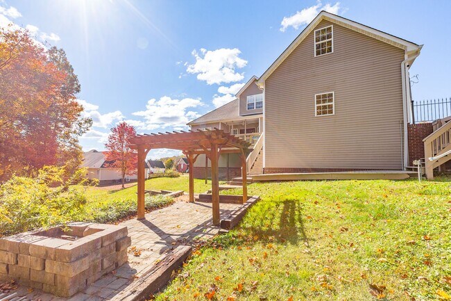 Building Photo - Stately Home in Soddy with Pool!