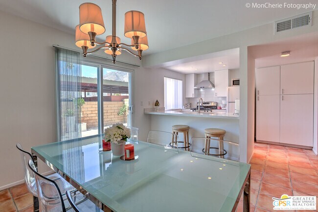 Foto del edificio - 2166 N Indian Canyon Dr