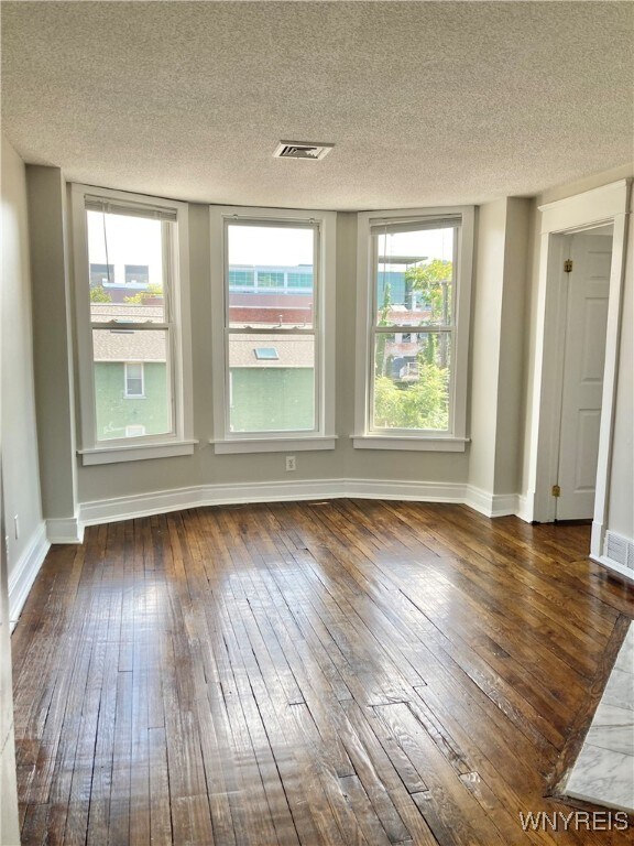 Foto del edificio - 294 S Elmwood Ave
