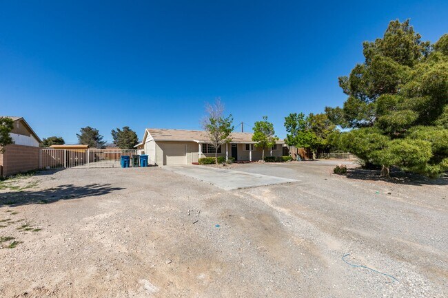Building Photo - Single story No HOA with a POOL