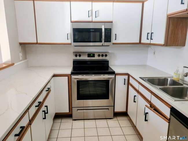 Building Photo - 15 Perry Ave