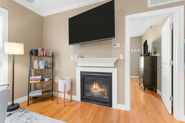 Foto del edificio - 619 E 3rd St