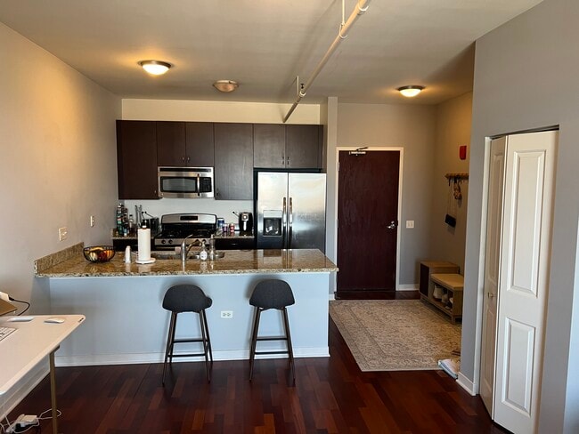 Photo - 511 W Division St Apartment