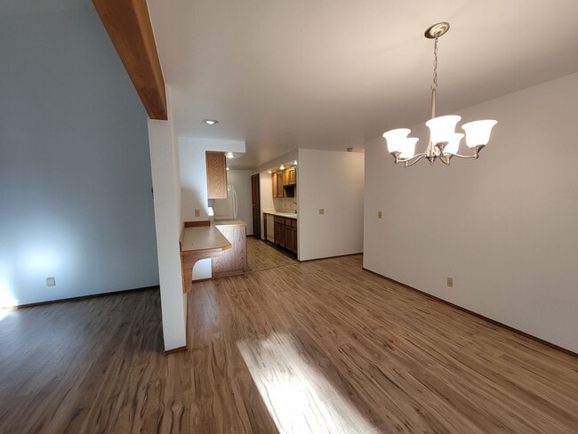 Building Photo - Lovely Duplex in a Quiet Cul-du-Sac - Avai...