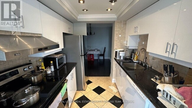 Building Photo - 550-2550 Webb Dr