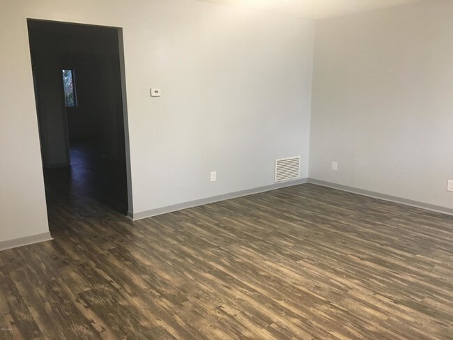 Foto del edificio - 6214 Pinetree Ave